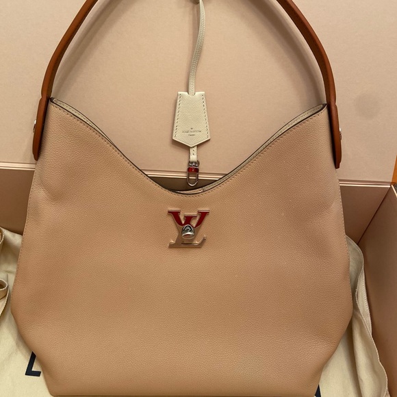 COPY - Louis Vuitton-Lockme Hobo AUTHENTIC - Picture 8 of 17
